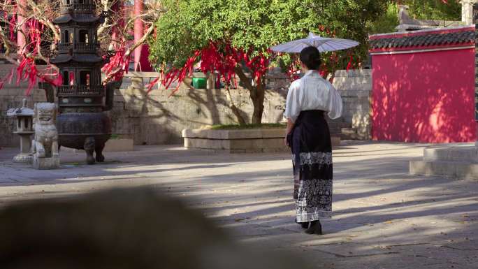 马面裙女人撑着纸扇走进寺庙遁入空门