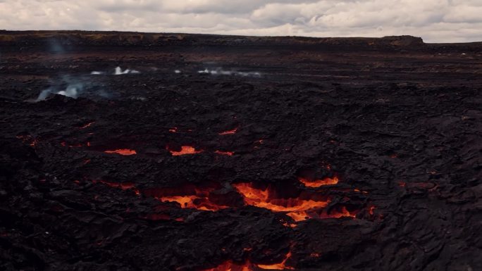 火山口中凝固的深红色熔岩