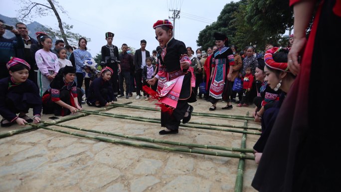 壮族侬垌节竹竿舞