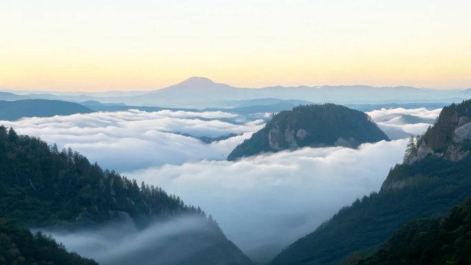 流云穿过山谷的清晨景象