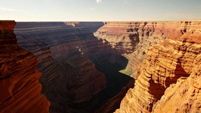 峡谷边缘的自然沟壑