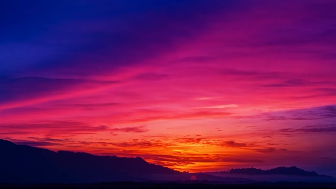 晚霞映红的黄昏天空