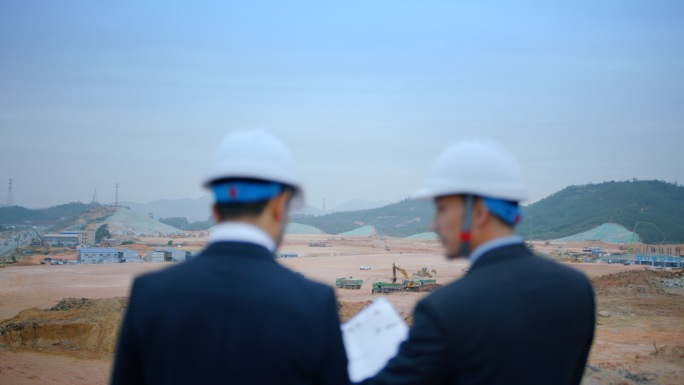 工程师工地探讨图纸规划工地