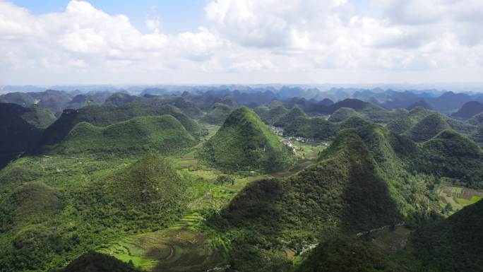 22段蓝天白云贵州兴义万峰林火车风光航拍