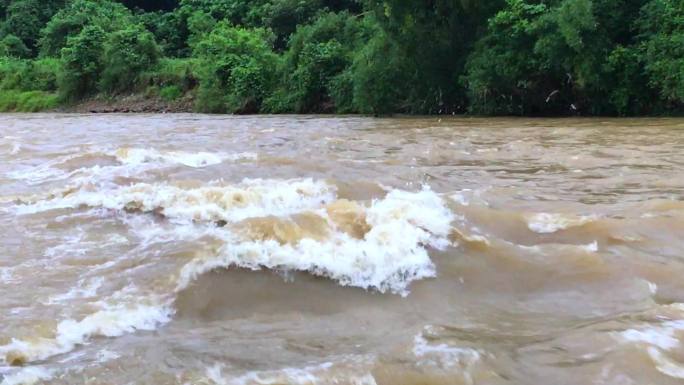 北仑河奔流不息 中越界河山连山水连水