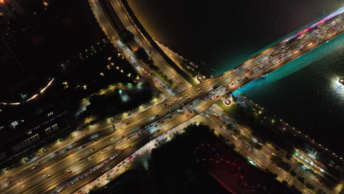 夜幕下的城市道路光影