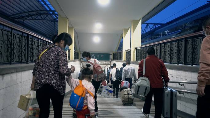 火车站乘客出站通道场景