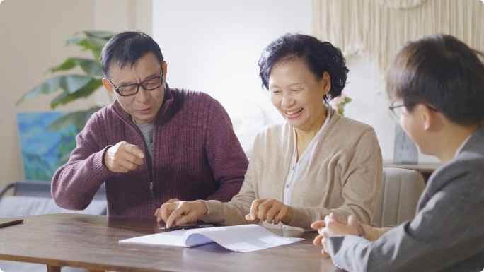 老人退休在家买养老保险签单业务人员家访