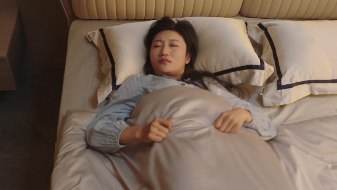 女人心烦 身体不适  失眠 辗转反侧