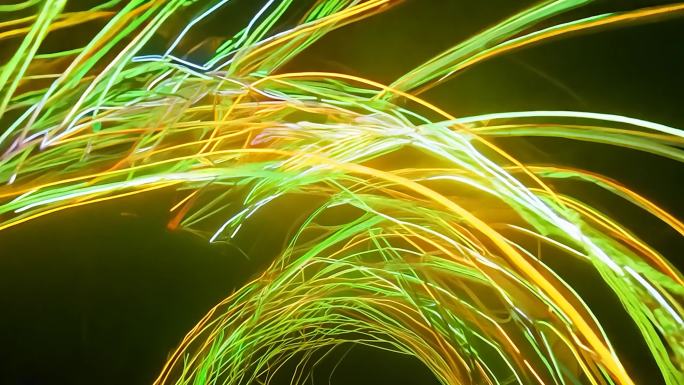 霓虹灯组成的弯曲阵列在画面中扩散