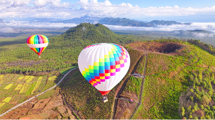 腾冲火山 火山群 热气球 天坑 陨石坑