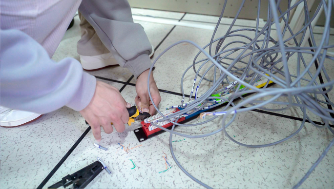 宽带网络布线工作现场