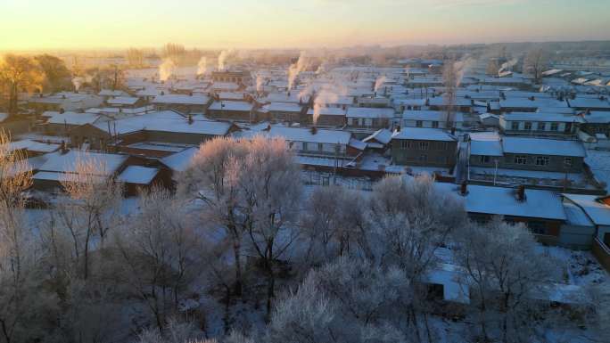 冬季雪后的东北农村日出
