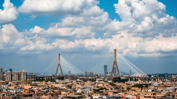 蓝天白云下的广州番禺大桥和城中村