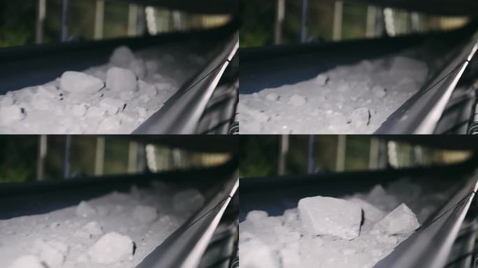 夜间运转的输送带在工业环境中运输矿石。捕捉夜间输送带运输矿石的场景，反映出繁忙的活动和在采矿及加工行