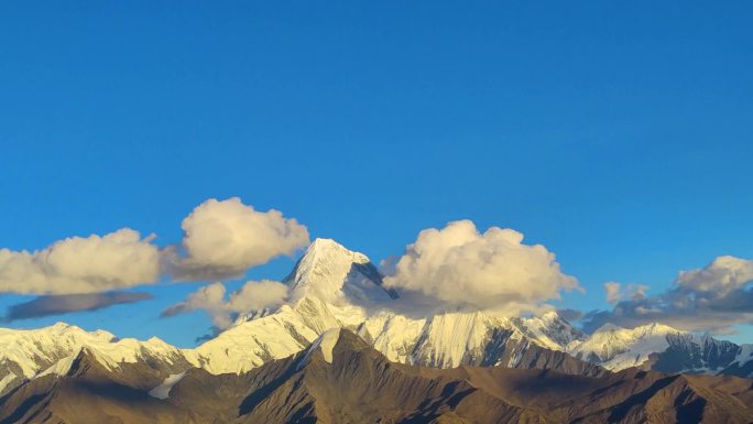 贡嘎雪山日照金山