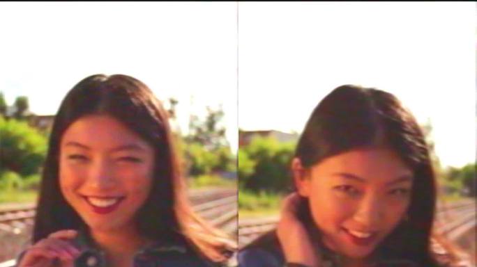 女人在落日余晖中行走，吹吻。VHS复古视频风格效果。