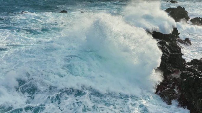 海浪撞击岩石海岸，沿着海岸悬崖形成令人惊叹的自然奇观。大西洋中海浪撞击岩石的空中慢动作镜头。