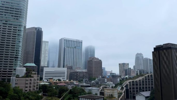 雾蒙蒙的早晨，东京的麻布台山高楼在城市景观中拔地而起。