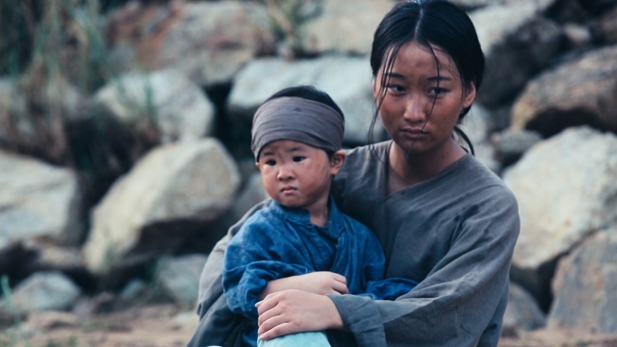 古代难民躲避战乱漂泊船夫落难母女