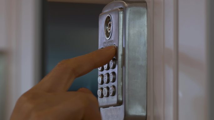 输入密码打开商场储物柜