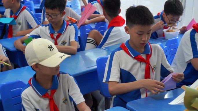 放纸飞机孩子们韩毕业啦