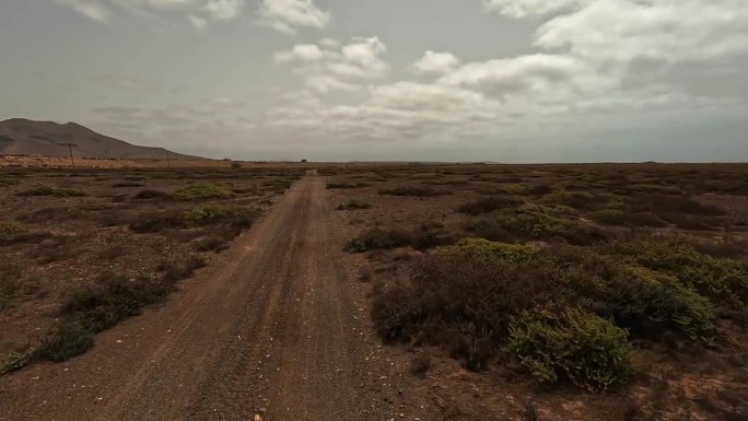 在佛阿维斯塔岛（Cape Verde）沙漠火山景观中越野驾驶。车内视角。