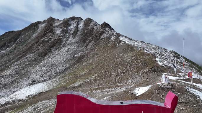 红军长征翻过的第一座雪山是夹金山‌
