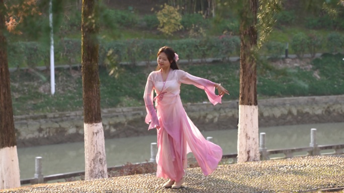 4K 实拍古风美女跳古风舞蹈