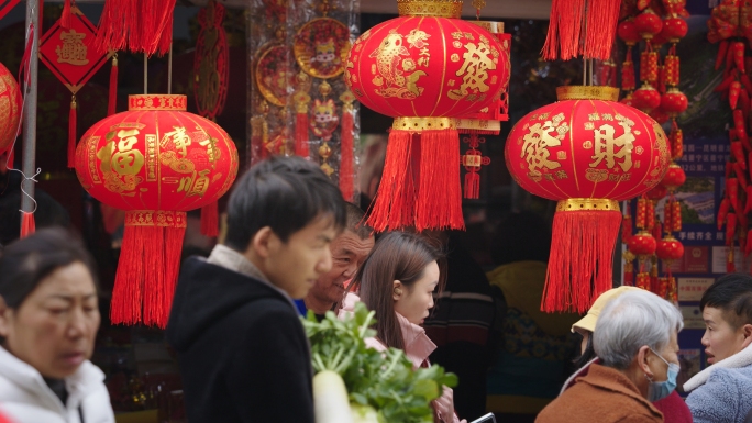 春节赶集购买年货准备过年忙碌节日氛围
