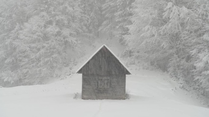 奇妙的冬季画面，雪山中的木屋。