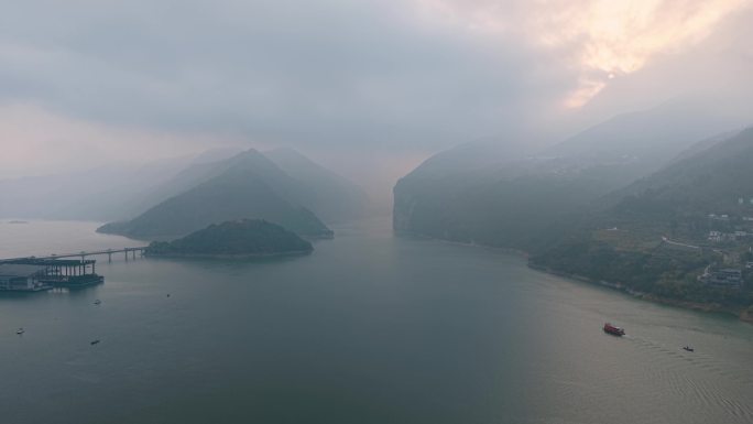 长江三峡瞿塘峡夔门航行的小船4K