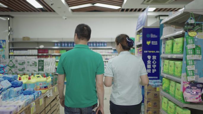 一组银行工作人员走访背影升格