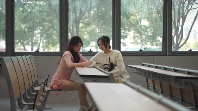 4K 实拍-大学教室自习的女大学生