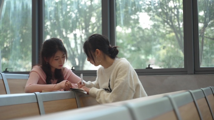 4K 实拍-大学教室自习的女大学生