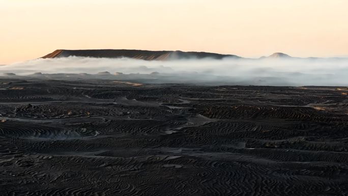 火山平原 岩浆遗痕 荒凉美感 地质奇迹