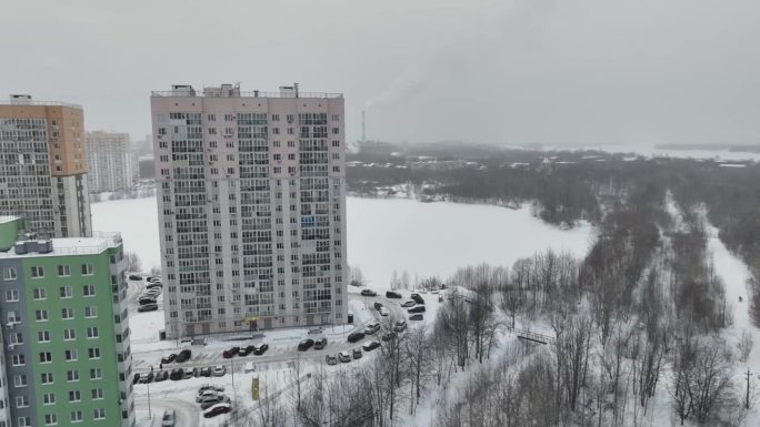 雪景城市风光，背景有一片大湖。