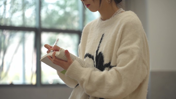 4K 实拍-大学教室自习的女大学生