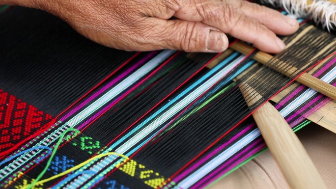 珍贵非物质文化遗产黎族双面绣