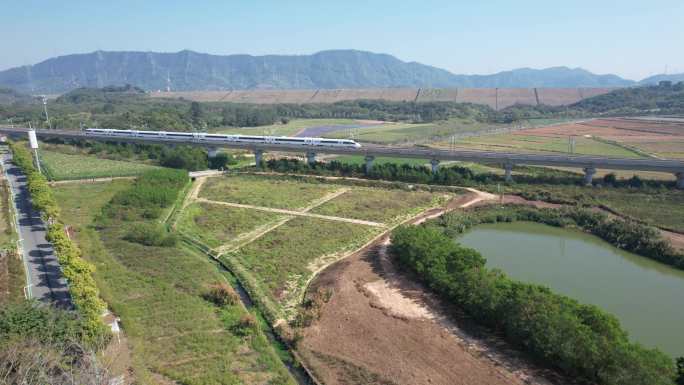 赣深铁路高铁驶过光明小镇欢乐田园