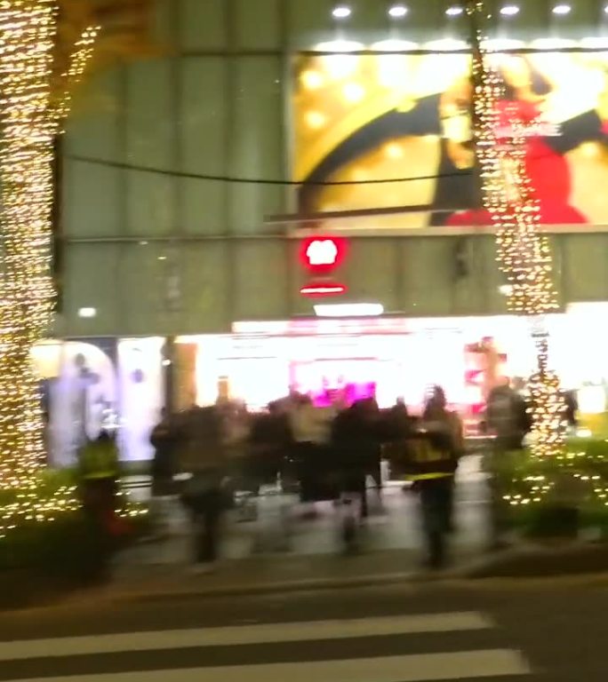 穿过装饰着圣诞灯饰的街道。东京表参道