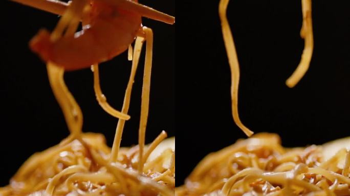 中国新年。亚洲美食，包括虾肉面条菜肴。节日的家庭晚餐。红色背景上的金币、扇子和带有象形文字的卡片，象