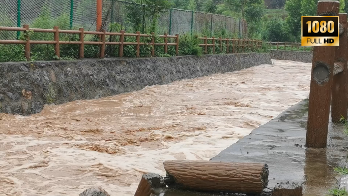 洪水泄洪 暴雨中的水渠