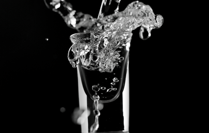 酒白酒倒酒酒水滴酒水酒杯酒花小中酒杯