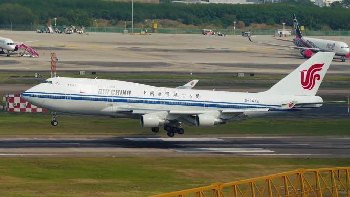 中国国航波音747震撼降落场面B2472