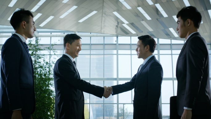 商务交流合作握手成功人士握手精英团队谈判