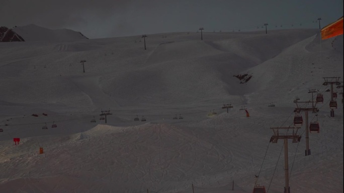 日夜交替，古达乌里滑雪度假村山坡缆车屋顶全景，4K延时摄影，格鲁吉亚。