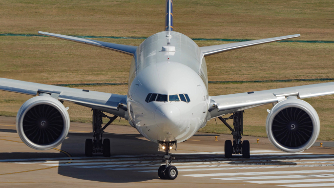菲律宾航空波音B777在深圳机场飞机过程
