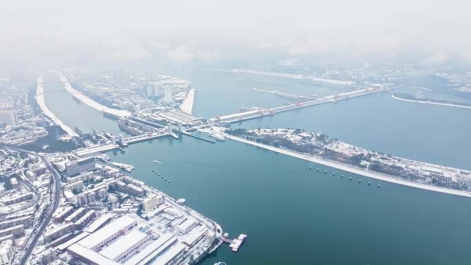 江城葛洲坝船闸日出云海雪景延时航拍