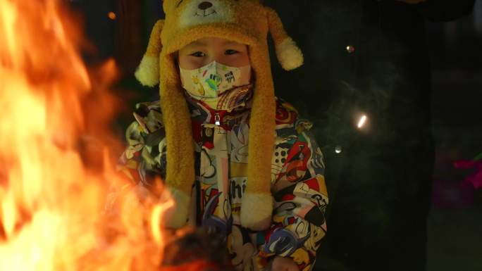 兔年春节实拍旺火小孩放烟花